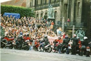 Dresden-Altstadt, Schloßplatz. Motorradrocker in Dresden. Fahrt in Richtung Augustusbrücke. Blick zur Freitreppe der Brühlschen Terrasse (mit Zuschauern)