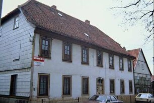 Pfarrhaus mit Krüppelwalmdach; Fenster mit Sandsteingewänden