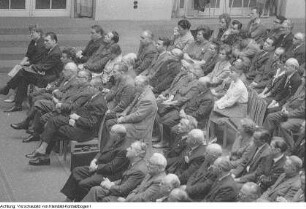 Auszeichnung von Aktivisten der ersten Stunde, Heinz Nicolaus im VEB Prefo, Heinz Fiedler am Telefon, Stadtrat Helmuth Welz, Übergabe einer Fahne aus Smolensk von Soldaten der Sowjetarmee, u.a., Mai-Juni 1965