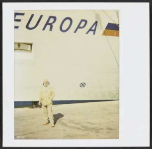 Wolfram Siebeck vor der Luxuskreuzer M. S. Europa am Hafen von Ibiza