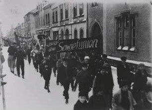 Demonstrationszug der Roten Sportler in Johanngeorgenstadt mit dem Transparent "Schützt die Sowjetunion" : Demonstrationszug der Roten Sportler in Johanngeorgenstadt