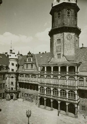 Dresden, Residenzschloss : Dresden-Altstadt. Residenzschloss, Nordflügel. Altan des Moritzbaues mit Hausmannsturm. Großer Schloßhof, Nordseite von Südosten