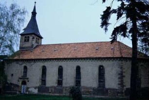 Dorfkirche, Langhaus mit hohen Rundbogenfenstern und umlaufendem Fries
