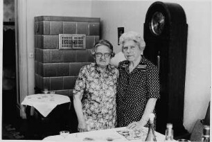 Zwei ältere Damen in einer Wohnung auf der Margaretenstraße 8a in Berlin-Lichtenberg