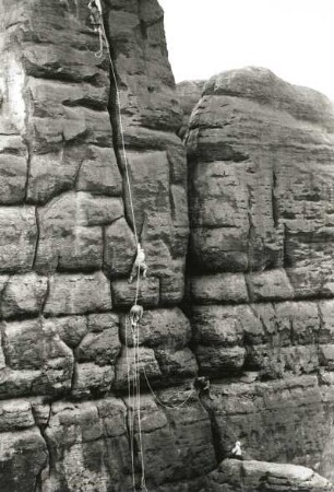 Sächsische Schweiz. Schrammsteine, Schrmmtorwächter. Seilschaft Rudolf Stolle u.a. 3. Begehung der Nordwand (VIIIb). 12.6.1938