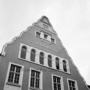 Stormarnschule: Gymnasium: Waldstraße: Altbau: Schmuck-Giebel