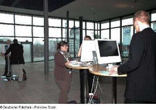 Tagungsteilnehmer informieren sich im Foyer