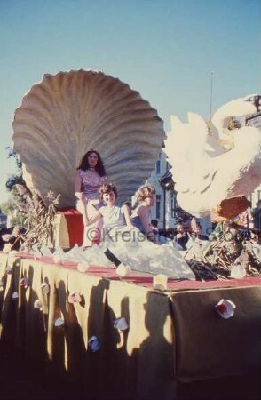 Reinfeld: Karpfenfest: Umzug: Paul-von-Schoenaich-Straße: Motto-Wagen mit Neptunia auf Muschelthron, Nymphen und Schwan: hinten rechts Handelsbank in Lübeck: davor Zuschauer: 11. Oktober 1959