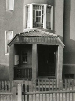 Radeberg, Badstraße 11/13. Doppelwohnhaus (ab 1900). Eingangsvorbau Nummer 11