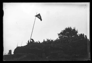 Hissen der Flagge mit Hakenkreuz auf dem Kaffelstein