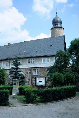 Schloss, vorn Denkmal für Otto Ludwig