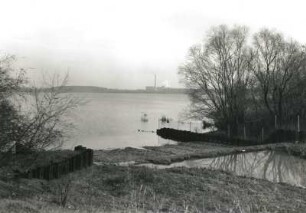 Speicher Witznitz : Leipziger Land. Speicher Witznitz. Ehemaliger Braunkohletagebau Witznitz I, als Hochwasserstau von Eula und Wyhra genutzt (1995/1997 instandgesetzt). Blick vom Wyhra-Überlauf über den Speicher auf alte Überflurhalden und die Brikettfabrik Witznitz