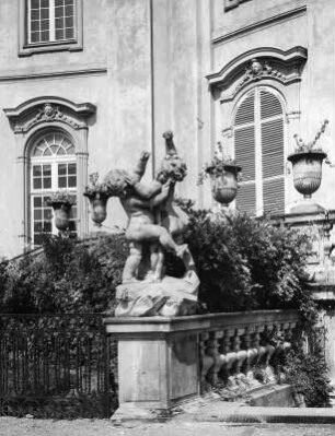 Zwei kämpfende Putten : Zwei kämpfende Putten. Stein (um 1733). Ludwigsburg (Kreis Ludwigsburg). Schloß Ludwigsburg, Neues Corps de logis