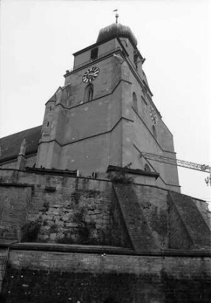 Herrenberg: Stiftskirche hinter Fachwerkhäusern