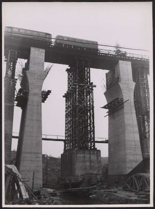 Baustelle einer Eisenbahnbrücke
