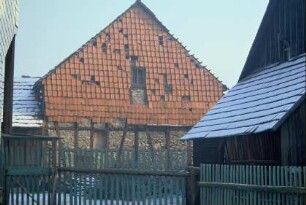 Giebel einer Fachwerkscheune, mit Ziegeln verkleidet