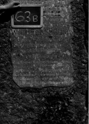 Grabstein 63 (Index: 100109967) Material: Granit Zustand: gut Maße HxBxT: 195x77x30 cm Beschreibung: grob stelenhaft behauener Stein, Schriftfeld poliert: Grabstein 63B