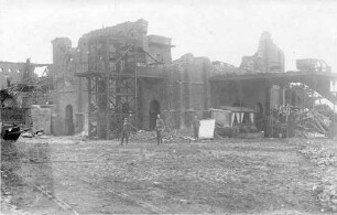 Drei Soldaten vor zerstörtem Fabrikgebäude "Zum Andenken an den Weltkrieg 14/15/16. von deinem Bruder Philipp"