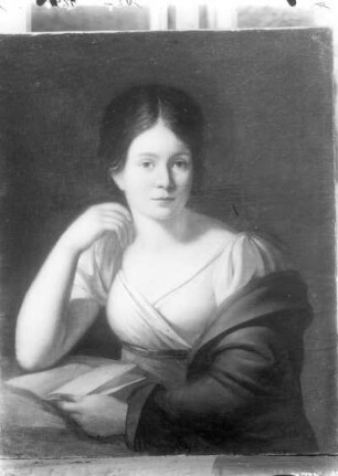 Junges Mädchen mit aufgeschlagenem Buch