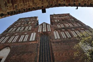 Stralsund - Fassade von St. Nicolai : Backsteinfassad der St. Nicolaikirche. Aufgenommen am 21. April 2011 in Stralsund
