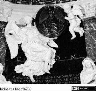 Grabmal des Kardinals Carlo Bonelli (gest. 1676), Zwei Engel mit dem Bildnismedaillon des Verstorbenen