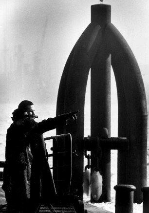 Hamburg. Hafenarbeiter an einem Dückdalben im Winter 1962.