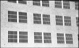 Freiburg: Neubau des Freiburger Gefängnisses, Fensterfront von außen