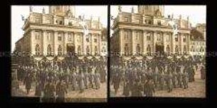 Soldaten und Publikum am geschmückten Rathaus, Potsdam