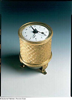 Reisewecker : Reisewecker. Messing, vergoldet, Email; H. 8,3 cm, D. 5,8 cm ( um 1725 & 1834) Dresden: Mathematisch-Physikalischer Salon D IVb 152