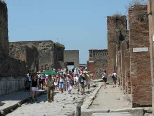 Pompej - Touristengruppe in der Hauptmagistrale : Aufgenommen am 21. Juli 2004 in den Ausgrabungsstätten der römischen Siedlung Pompeji
