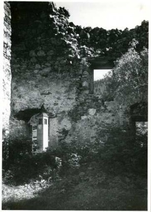 Südtirol, unbekannter Ort, Blick aus einer Ruine auf den Kirchturm