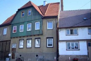 Bauernhaus mit holzverkleidetem Zwerchgiebel, überbaute Torfahrt