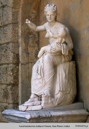 Nymphe mit Dionysos (nach griechischem Original des 2. Jh. vor Chr., Sockel nicht zugehörig) - Sitzende Venus mit Amor