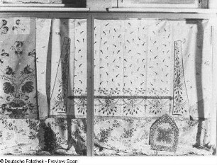Ausstellung "Spinnen und Weben, 1946/1947. Vitrine mit bestickten kirchlichen Gewändern. Bautzen: Stadtmuseum Bautzen