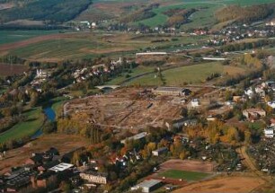 Zwickau-Crossen. Ehemalige Zellstoff- und Papierfabrik Crossen und Abrißgebiet der Wismut AG gegen Zwickauer Mulde, Zwickau-Pölbitz (links) und Zwickau-Oberrothenbach. Luftbild-Schrägaufnahme von Südosten