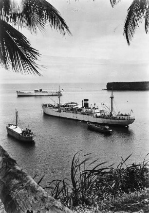 Im Hafen von Malabo : Das deutsche Dampfschiff "Pionier"im Hafen von Malabo. Im Vordergrund sind die die deutschen Schiffe "Likomba" und "Bibundi" zu sehen. Im Hintergrund befindet sich ein norwegisches Schiff.