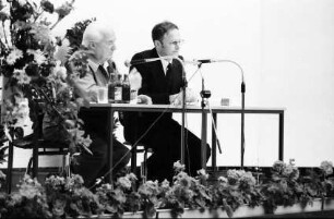 Freiburg: St. Ursula Gymnasium, Aula, Carlo Carretto, Perugia, am Podium