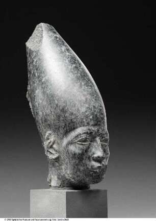 Kopf einer Statue Amenemhet III. mit oberägyptischer Krone