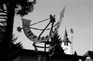 Titisee: Sonnenuhr auf Brunnen