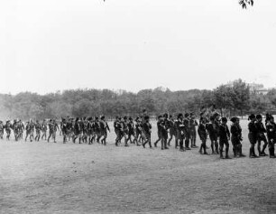 Rom. Schülergruppe in Uniform