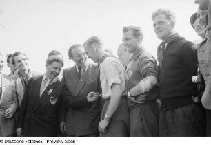 Leipziger Oberbürgermeister Erich Uhlich mit dem deutschen Radrennteam (4.v.r. Gustav-Adolf Schur, 5.v.r. Bernhard Trefflich, 6.v.r. Lothar Meister)