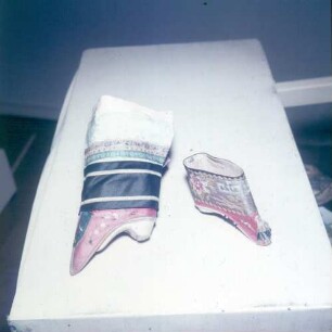 Offenbach am Main, Frankfurter Straße 86. Deutsches Ledermuseum / Schuhmuseum. Chinesische Stelzschuhe. Seide, bunt bestickt