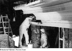 Opernhaus. Montage des Kolonnadenabschlusses oberhalb des vierten Ranges im Zuschauerraum