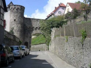 Stadtbefestigung (Burgviertel)-Osttor (im 18 Jh stadtseitig abgetragen) in Ansicht von Osten mit rundem Flankierungsturm im Süden sowie erhaltenem äußerem Torbogen mit Steinbrüstung auf Rundbogenfries