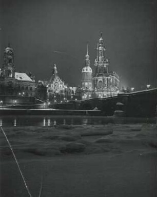 Dresden, Landtagsgebäude, Residenzschloss und Hofkirche. Ansicht über die Elbe im Winter bei Nacht, vor 1945