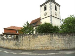 Ansicht von Südosten mit Kirche über Kirchhofmauer (Wehrgang mit Brüstung und Schießscharten abgetragen) nach Süden und Osten