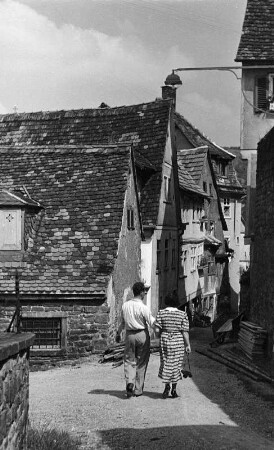 Autotour mit Familie Groß. Wertheim (Main-Tauber-Kreis). Spaziergänger in einer Altstadtgasse (vielleicht das Ehepaar Groß)