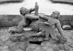 Brunnenskulptur: Zwei Putten mit Schwan