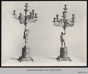 Zwei Kerzenleuchter mit mythologischen Figuren