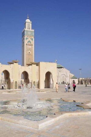 Casablanca - Moschee Hassan II. : Die zwischen 1987 und 1993 erbaute Moschee Hassan II. bietet 25 000 Personen im Innenraum Platz. Das Minarett ist mit 200 m das höchste der Welt. Aufgenommen in Casablanca am 11. Oktober 2009. Foto Uwe Gerig